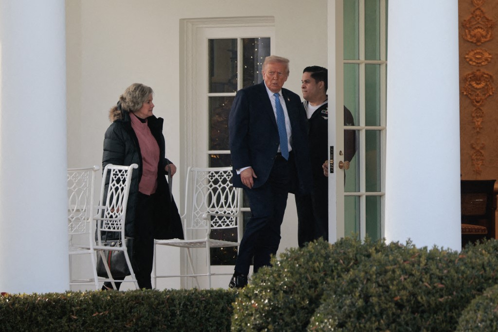 Susie Wiles, a quem Trump chamou de "dama de gelo" por seu sangue-frio, dá sua opinião, nem sempre lisonjeira, sobre várias figuras política acompanha Donald Trump