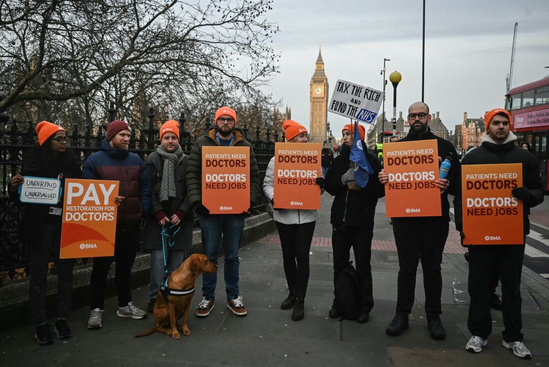 Inglaterra registra 14ª greve de médicos em menos de dois anos