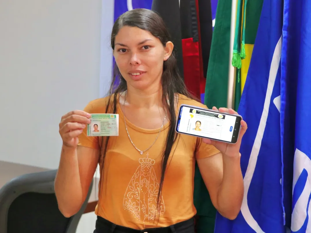 Andreza Lima dos Santos, primeira habilitada do Brasil no novo sistema digital da CNH, durante a entrega do documento no Detran-PB.