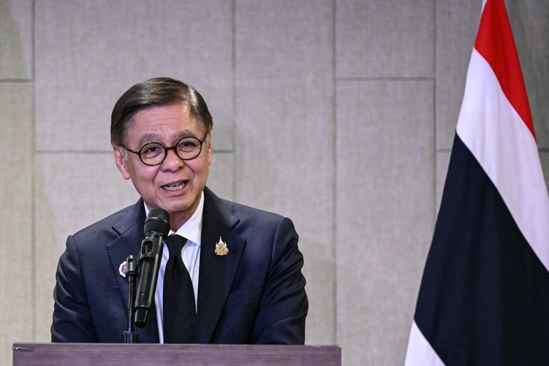 Os ministros das Relações Exteriores do Sudeste Asiático se reuniram na Malásia para negociações de emergência com o objetivo de interromper os confrontos fronteiriços mortais entre a Tailândia e o Camboja,