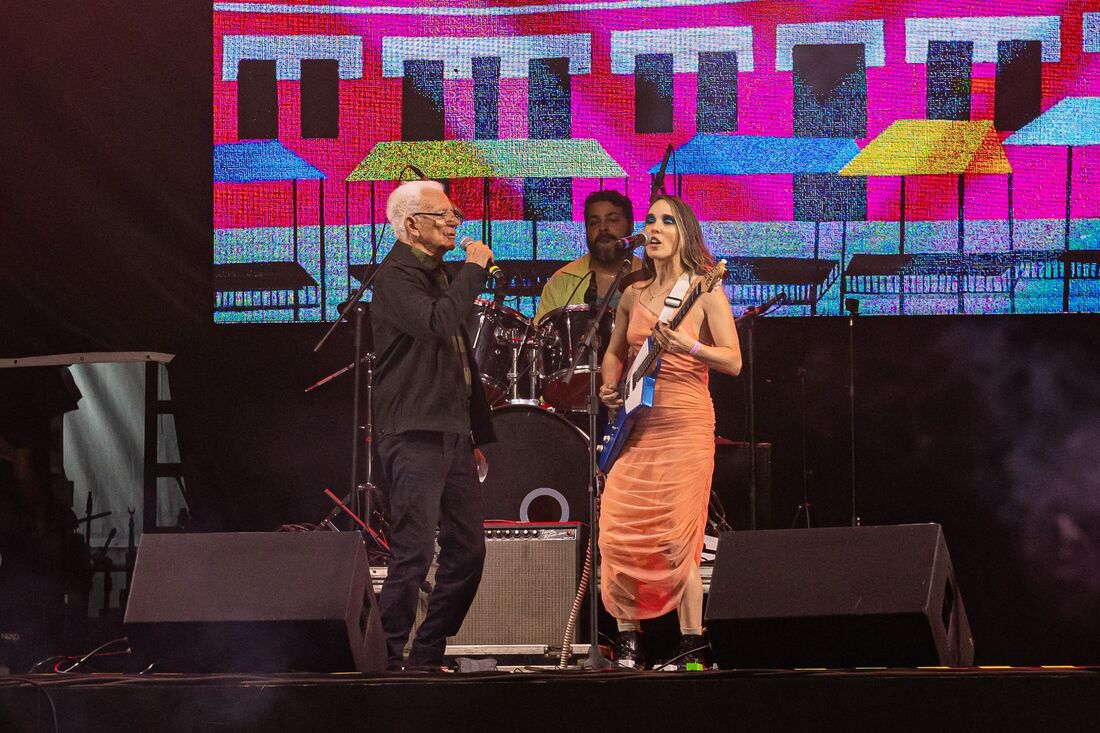 O cantor e compositor caruaruense, Onildo Almeida e cantora Kira Aderne