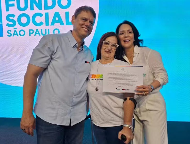 Tarcísio e a esposa, Cristiane Freitas, em evento nesta quinta-feira (4)