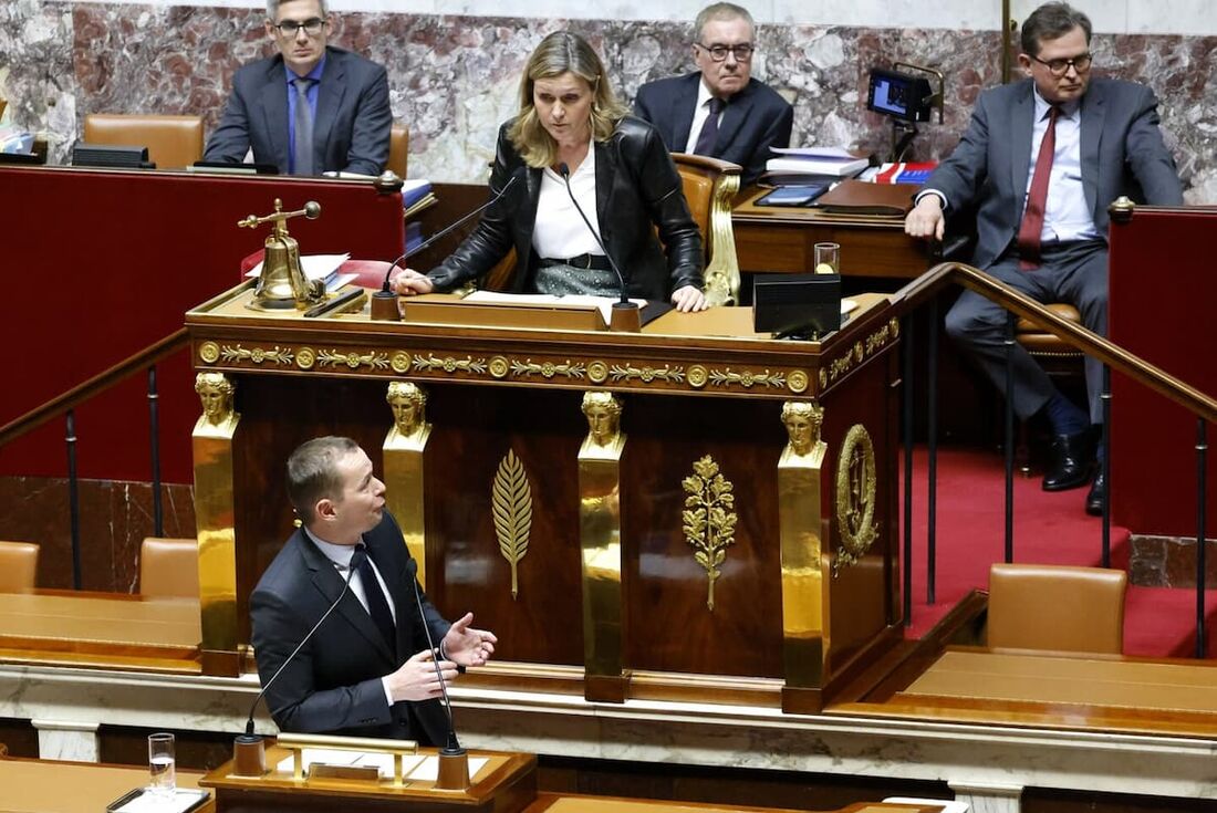 O ministro do Trabalho francês, Olivier Dussopt, fala com o presidente da Assembleia Nacional francesa, Yael Braun-Pivet, durante o debate sobre o projeto de lei sobre a reforma do sistema previdenciário na Assembleia Nacional em Paris, em 6 de fevereiro