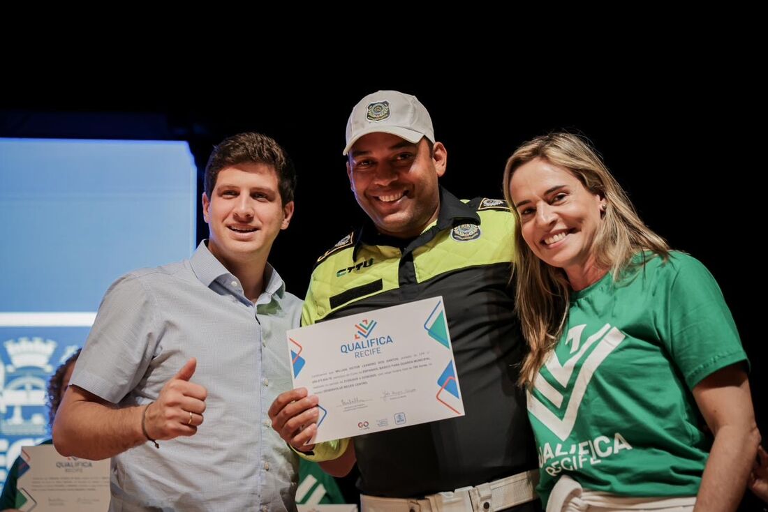 Qualifica Recife certifica mais de 6 mil pessoas em cursos profissionalizantes em 2025