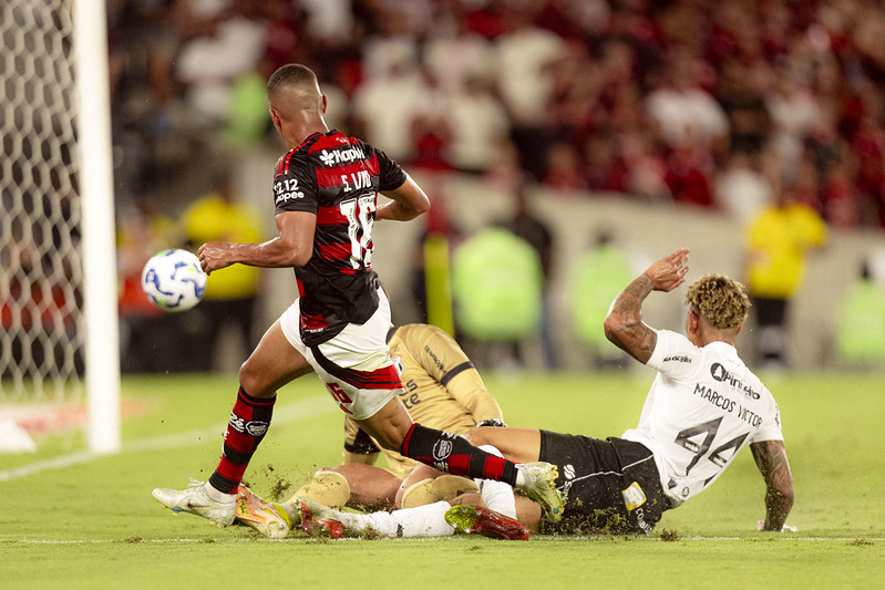 Samuel Lino marcou para o Flamengo sobre o Ceará