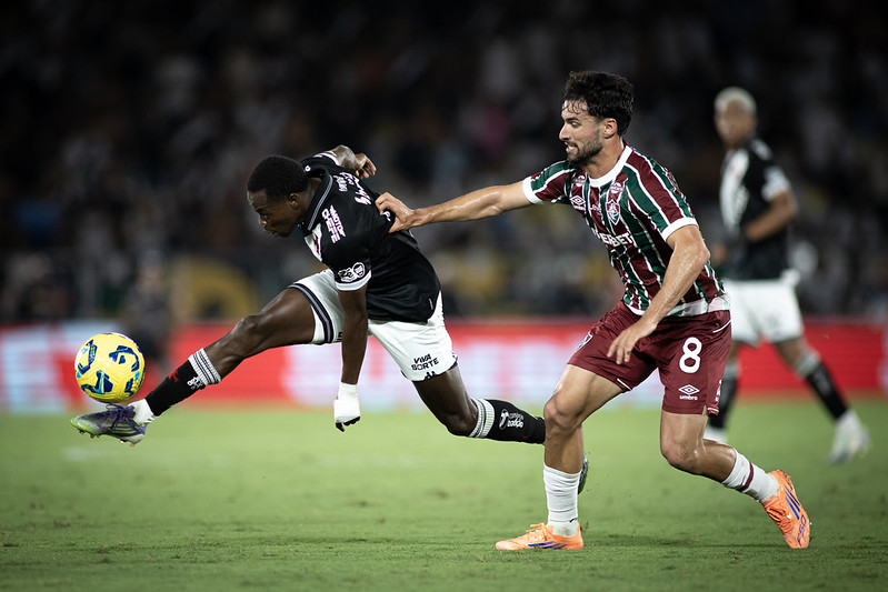 Andrés Gómez e Martinelli disputam bola em Vasco 2x1 Fluminense
