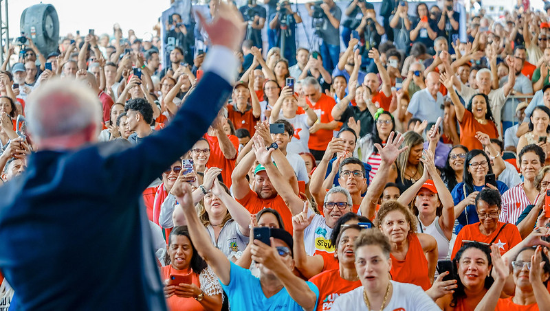 Presidente da República, Luiz Inácio Lula da Silva, durante visita e cerimônia de inauguração do Centro de Radioterapia do Hospital Nossa Senhora das Dores. Avenida João Soares Silva, Itabira (MG)