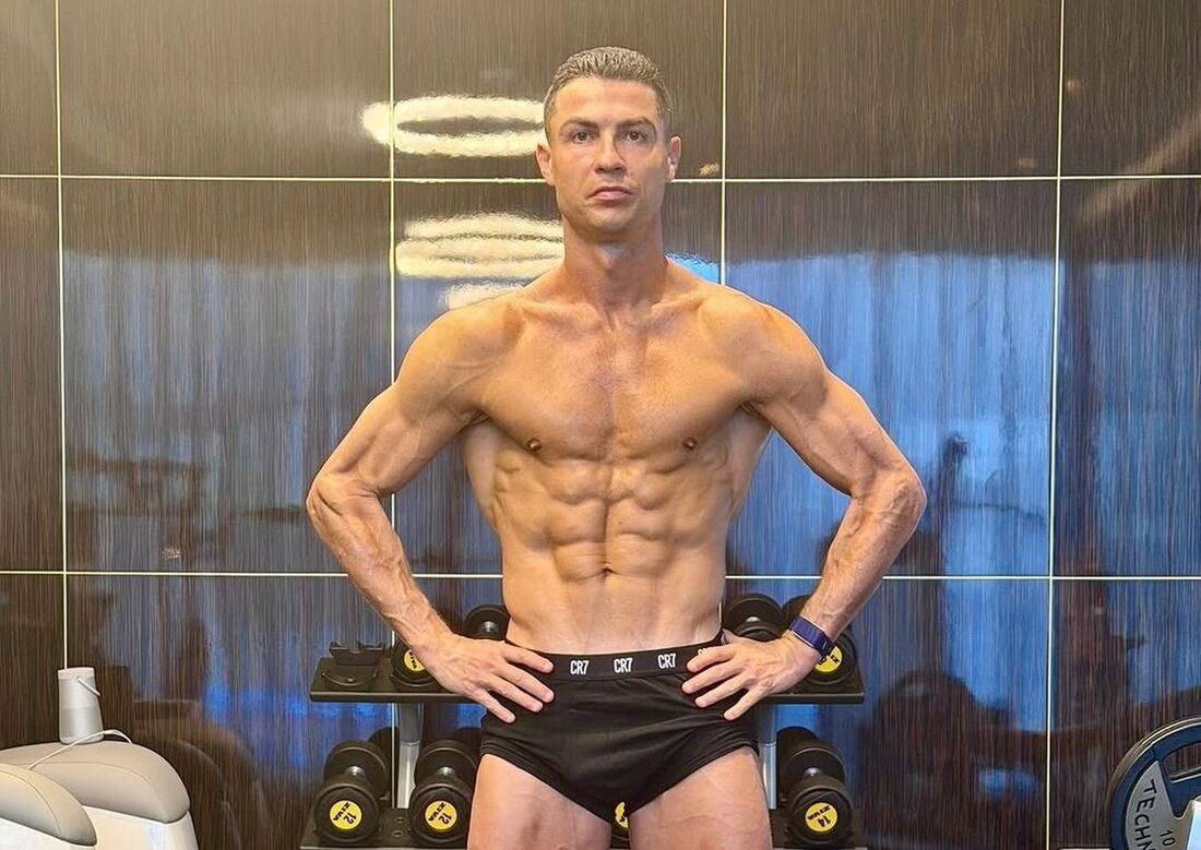 Após sauna, Cristiano Ronaldo exibiu boa forma física nas redes sociais e surpreendeu a web: "Robozão"