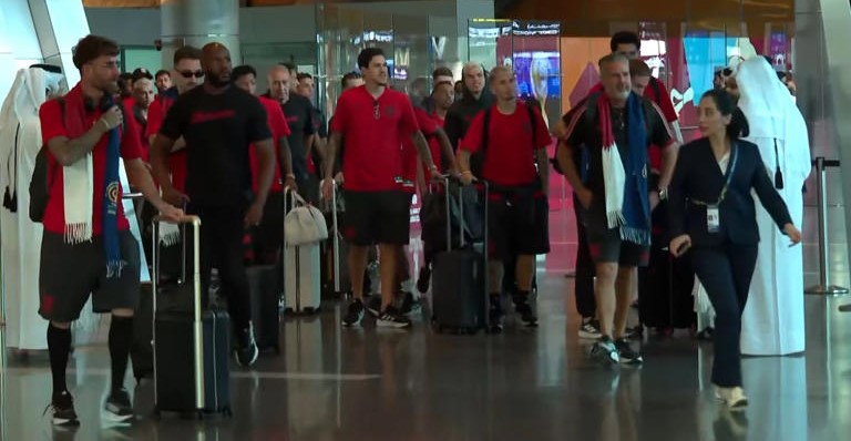 Delegação desembarcou em um ambiente bem mais tranquilo e com poucos torcedores