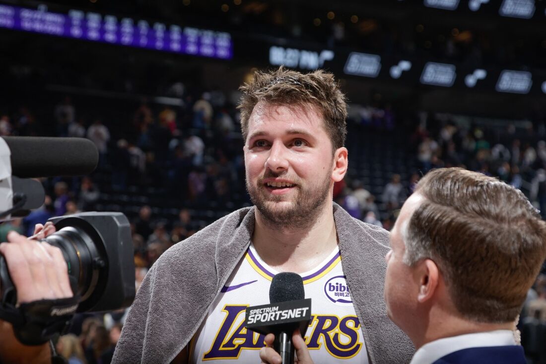 Luka Doncic, do Los Angeles Lakers, conversa com a imprensa após o jogo contra o Utah Jazz, ocorrido em 23 de novembro.