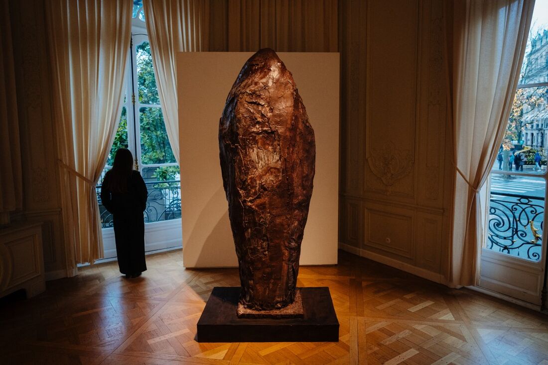 Esta fotografia, tirada em 28 de novembro de 2025 em Paris, mostra um doce de chocolate feito pelo chef confeiteiro francês Patrick Roger, exposto num leilão de 25 doces de grandes chefs em benefício da associação de caridade BAB