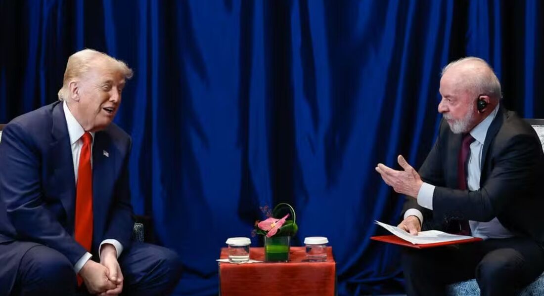 O presidente do Brasil, Luiz Inácio Lula da Silva, e o dos Estados Unidos, Donald Trump, durante reunião bilateral na Cúpula da Asean em Kuala Lumpur, na Malásia