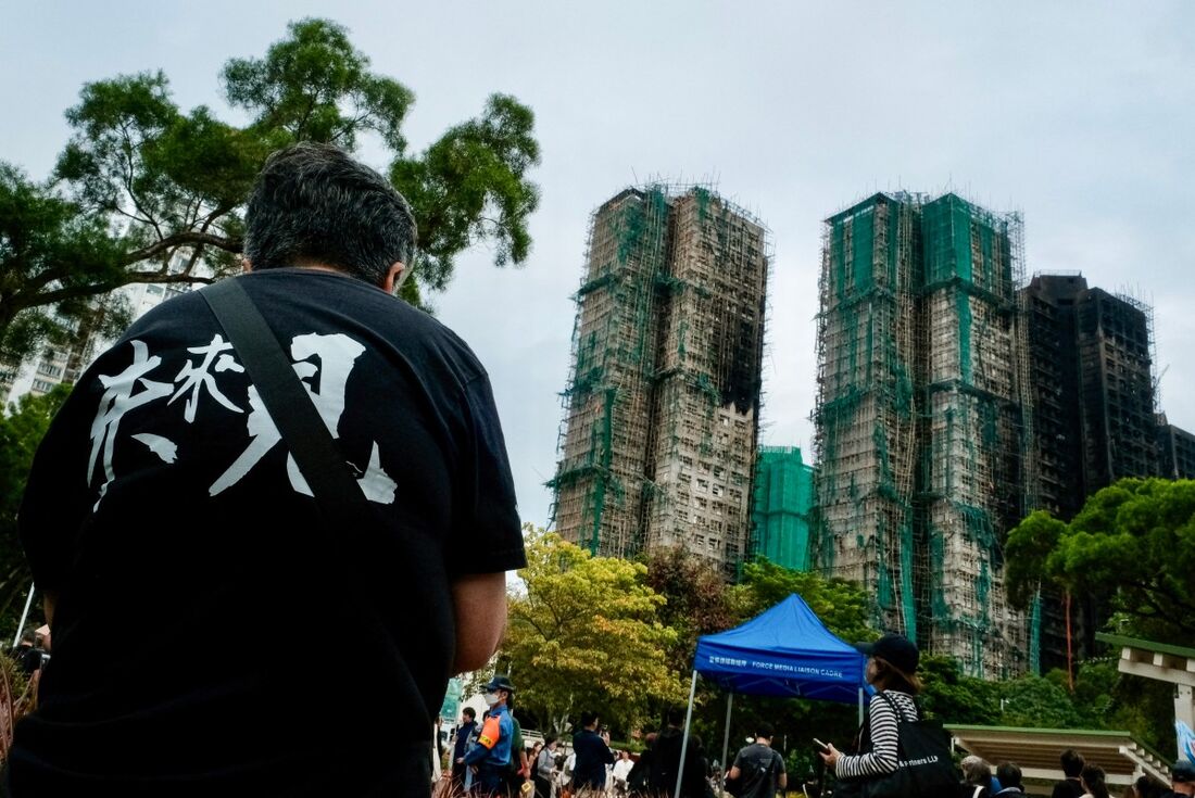 Número de mortos de incêndio em Hong Kong sobe para 159 após inspeção de todas as torres