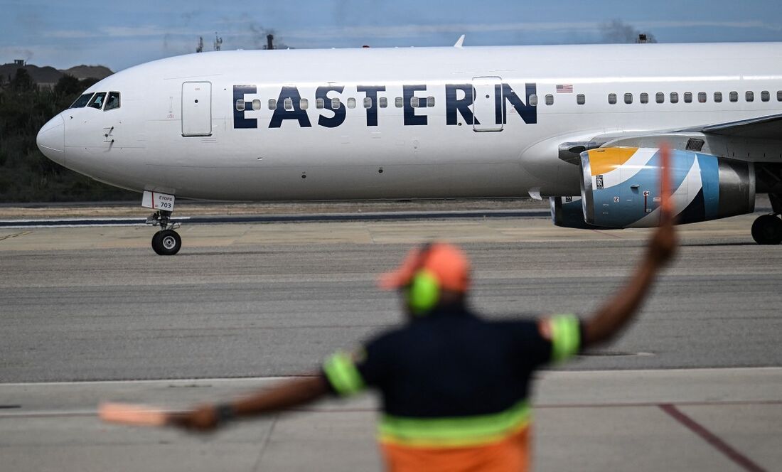 Um avião da Eastern Airlines transportando migrantes venezuelanos repatriados dos Estados Unidos pousa no Aeroporto Internacional Simón Bolívar em Maiquetia, Venezuela