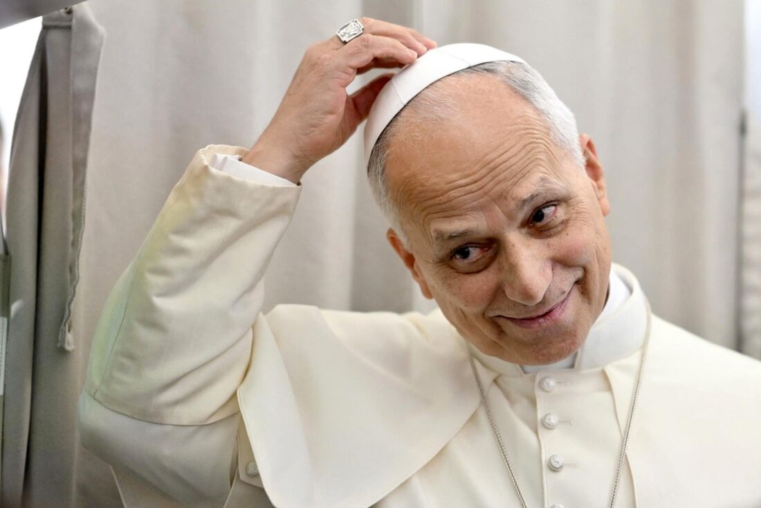 O Papa Leão XIV fala com jornalistas a bordo de um voo para Roma