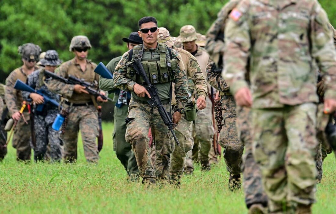 Militares panamenhos e americanos participam de treinamento na Escola da Selva, na antiga base militar americana no Panamá
