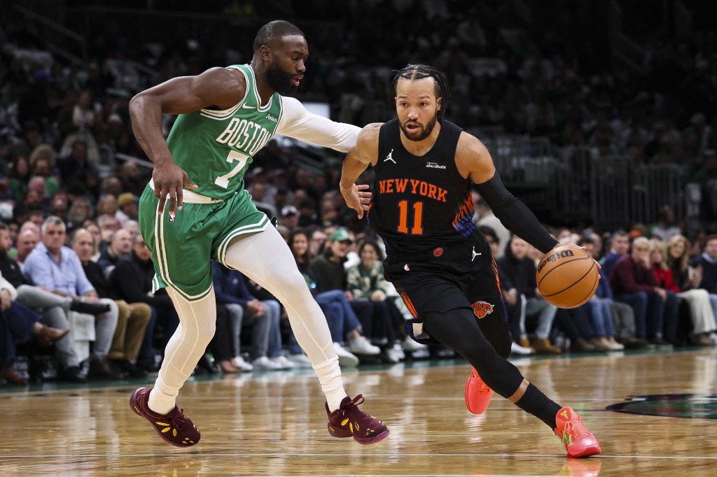 Jaylen Brown marca Jalen Brunson, do New York Knicks, no primeiro quarto de uma partida no TD Garden