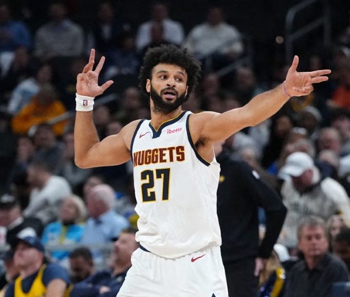 Jamal Murray comemora após acertar uma cesta no quarto período contra o Indiana Pacers no Gainbridge Fieldhouse
