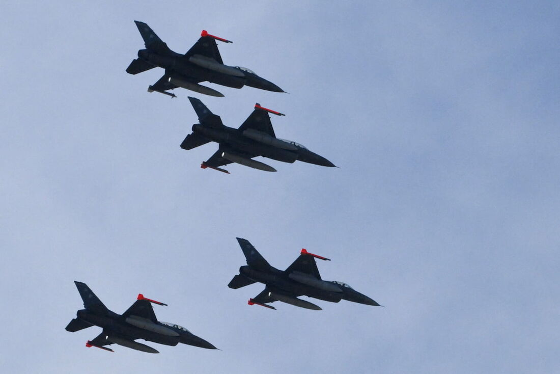 Os novos jatos F-16 Fighting Falcon da Argentina sobrevoam a avenida 9 de Julio, em Buenos Aires