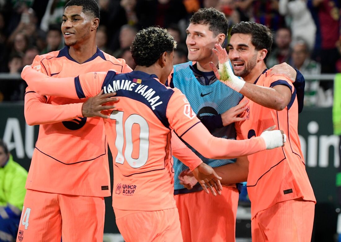 Jogadores do Barcelona comemoram gol diante do Betis