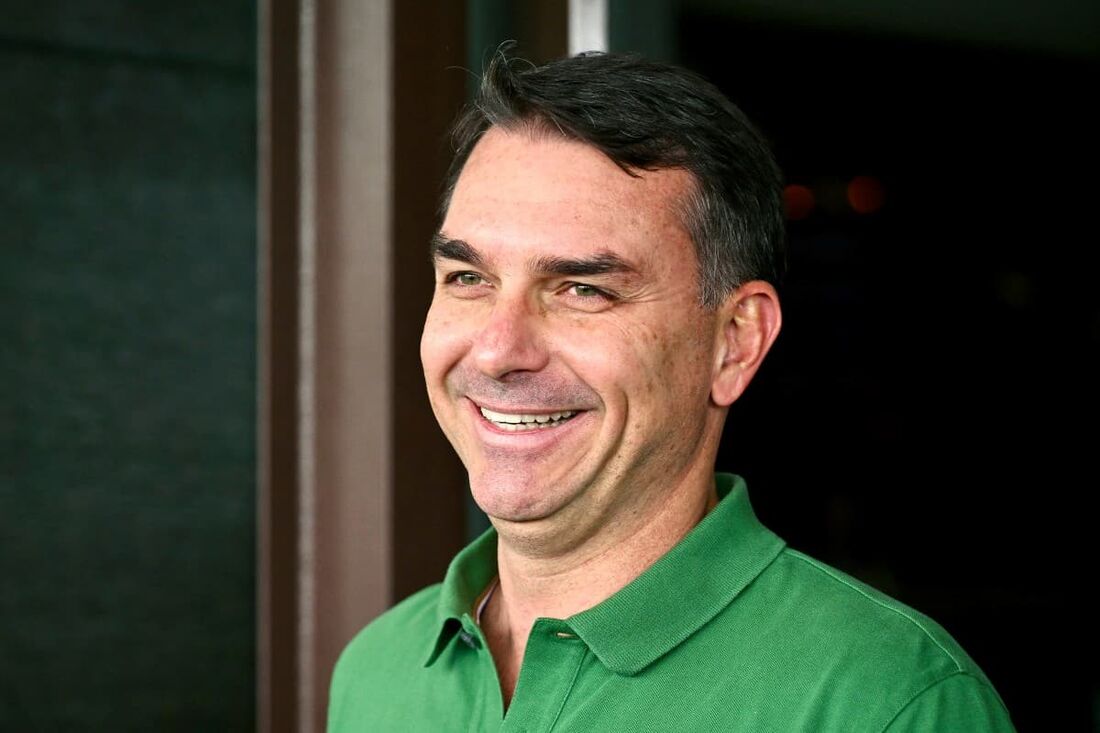 Flávio Bolsonaro tem conversado com Paulo Guedes, ministro da Economia do governo de Jair Bolsonaro