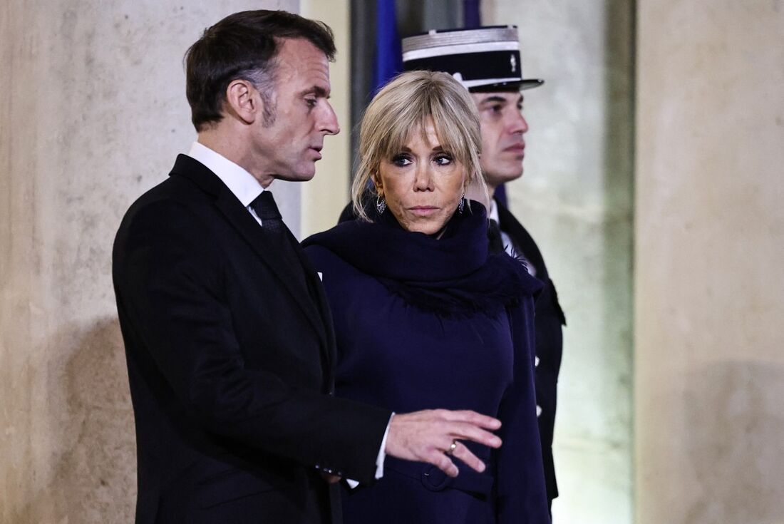 O presidente francês Emmanuel Macron (à esquerda) e sua esposa Brigitte Macron (à direita) 
