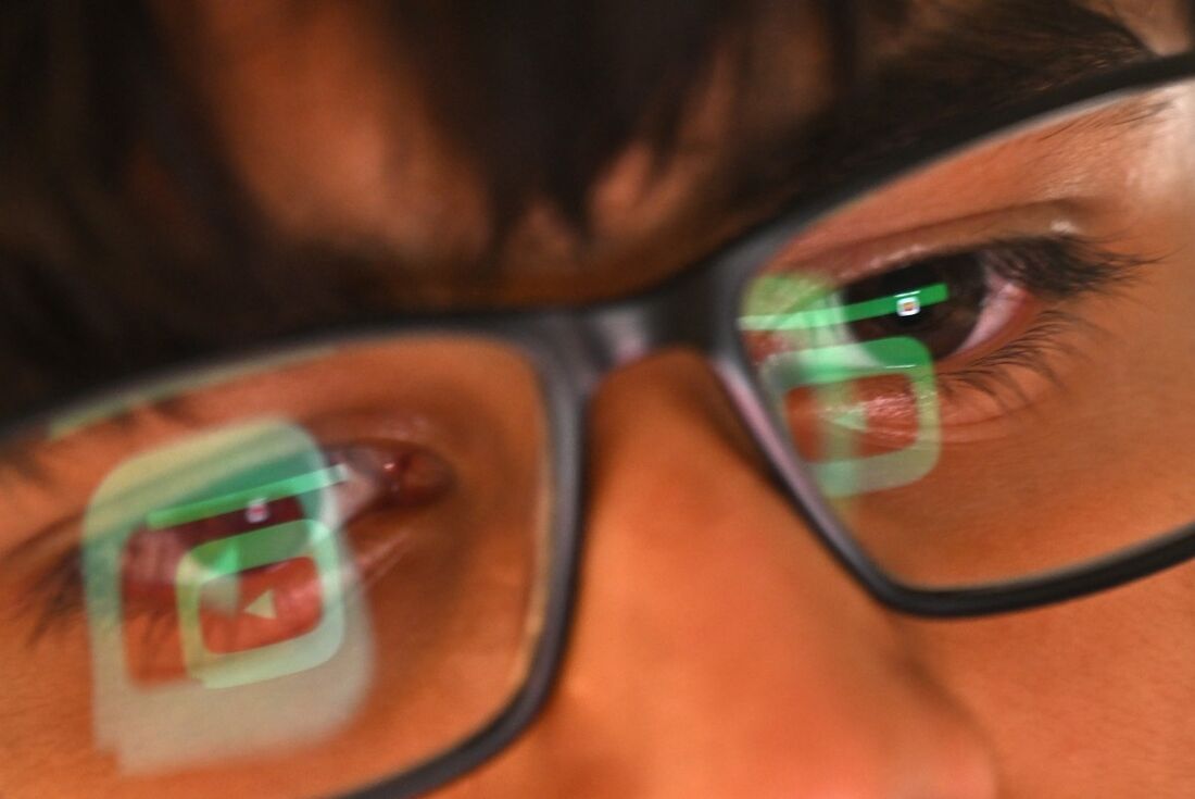 Um jovem de 20 anos posa em casa, em Sydney, enquanto acessa as redes sociais em seu tablet, em 8 de dezembro de 2025.