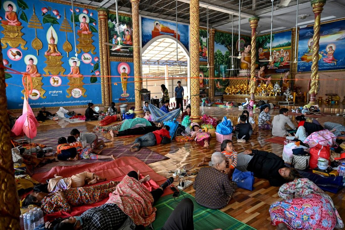 Refugiados descansam em um templo em Siem Reap, Cambodia