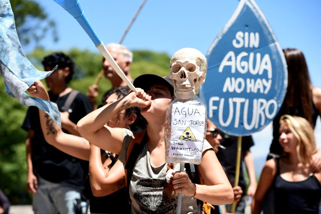 Manifestantes protestam contra a mineração com uma placa que diz "Sem água não há futuro" na Praça da Independência, em frente à Assembleia Legislativa de Mendoza, Argentina
