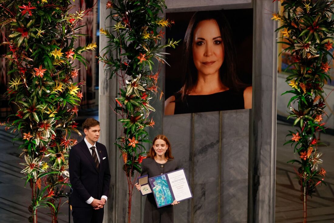 Ana Corina Sosa, filha de Maria Corina Machado, recebe o prêmio Nobel da Paz em nome da mãe