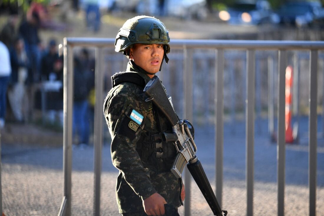 Um soldado faz a guarda em frente às instalações do Instituto Nacional de Formação Profissional (INFOP), onde as cédulas das eleições gerais de Honduras estão sendo apuradas, em Tegucigalpa, em 10 de dezembro de 2025.