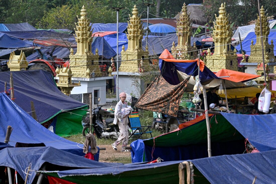 Refugiada carrega seu bebê em uma pagoda no Camboja