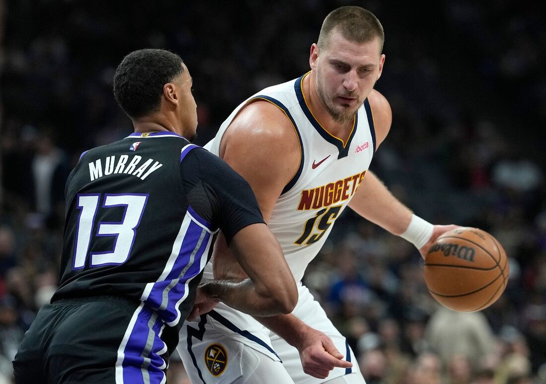 Nikola Jokic, do Denver Nuggets, marcando outro jogador do Sacramento Kings durante o primeiro tempo da partida