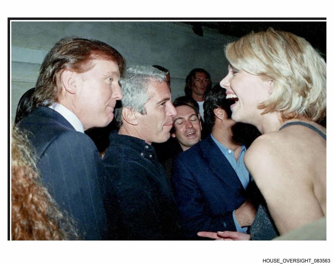 O presidente dos EUA, Donald Trump (à esquerda), ladeado por Epstein (ao centro), conversando com uma mulher desconhecida.