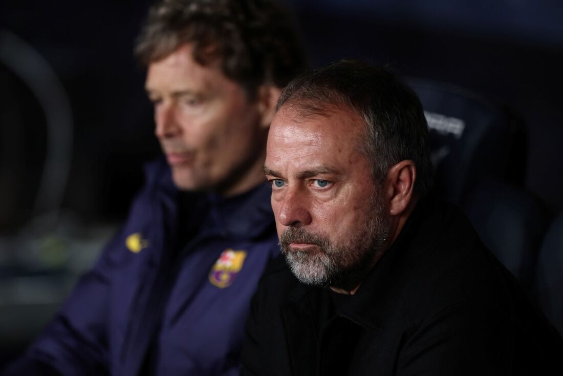 Hansi Flick, técnico do Barcelona, criticou a ausência de Raphinha na seleção do ano divulgada pela Fifa durante a premiação The Best 2025