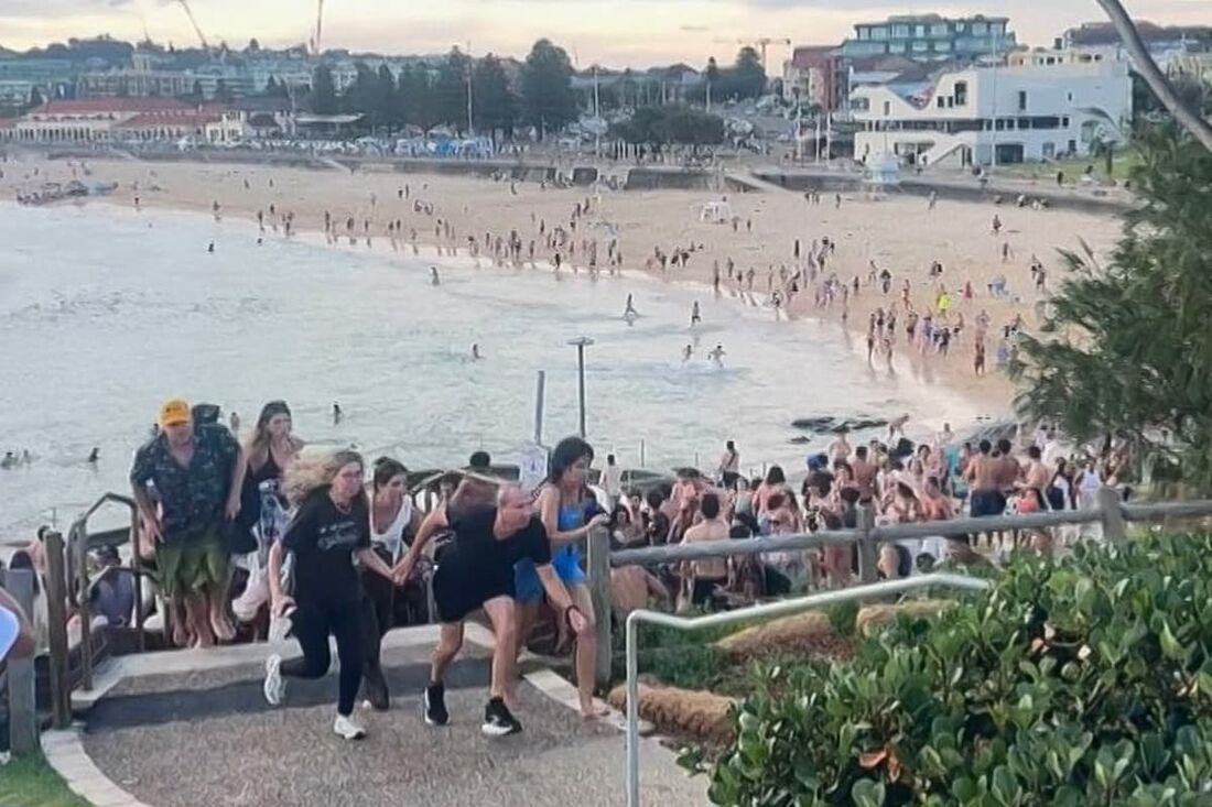 Pessoas que estavam na praia de Bondi, em Sydney, foram algo de ataque a tiros