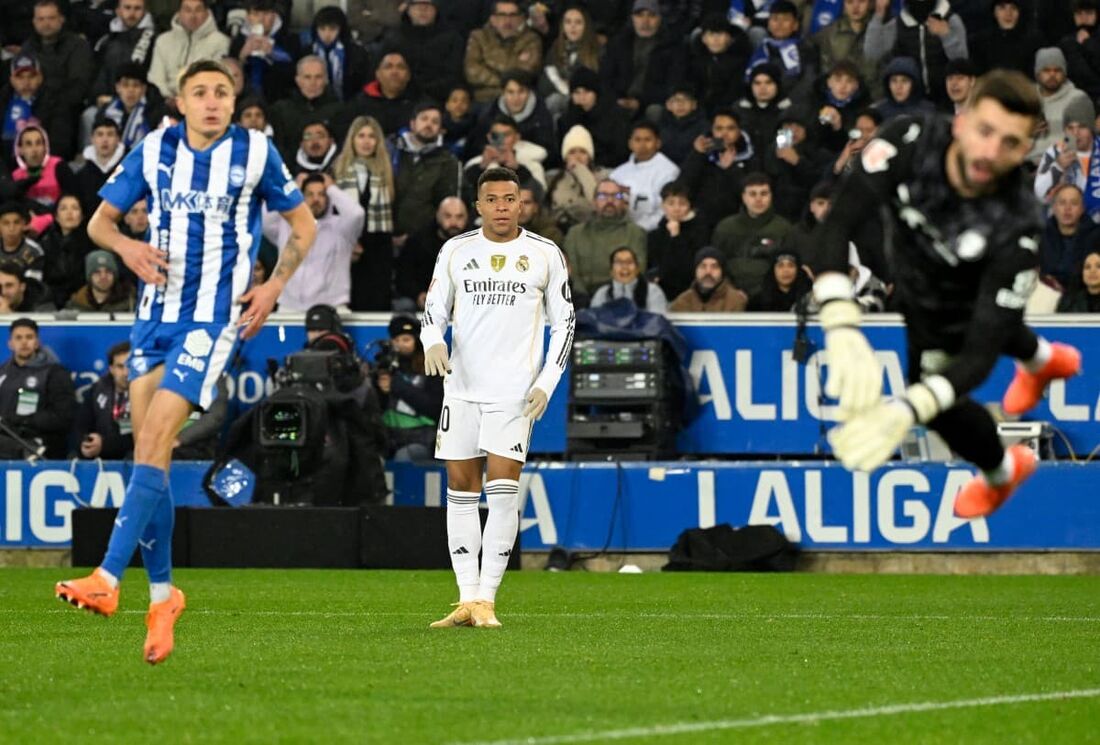 Mbappé marcou um dos gols do Real Madrid na vitória diante do Alavés, fora de casa
