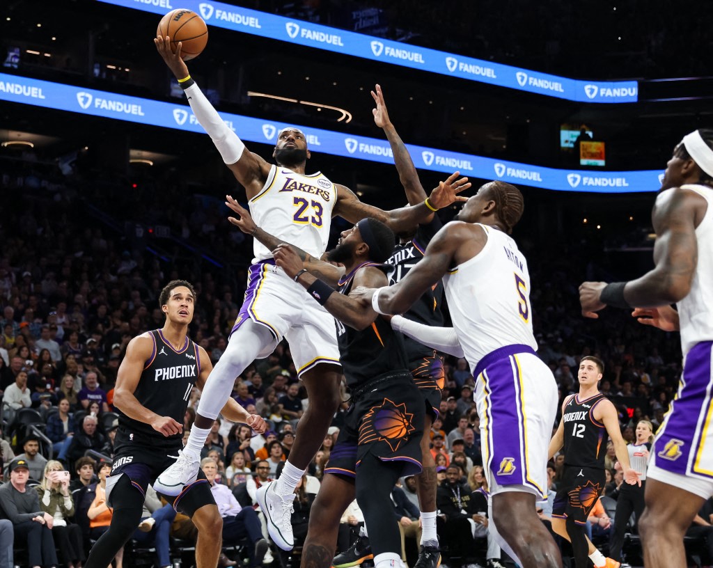 LeBron James evitou a derrota de virada do Los Angeles Lakers para o Phoenix Suns