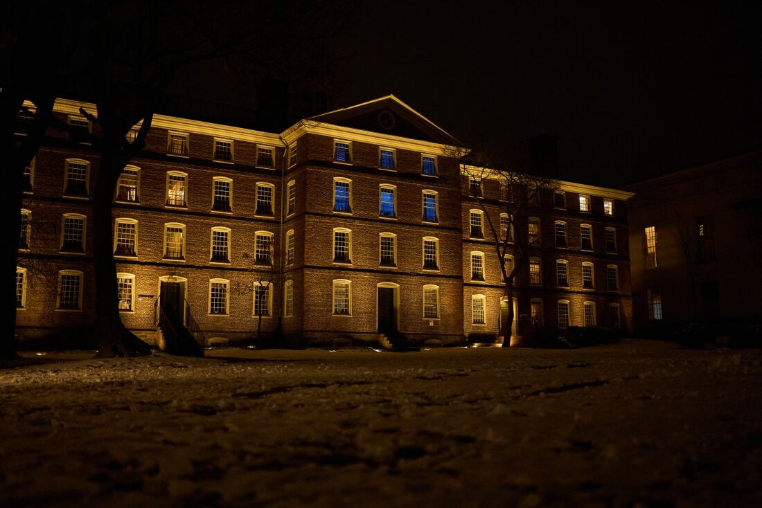 O prédio University Hall, no campus da Universidade Brown, dias após o massacre de 13 de dezembro em Providence, Rhode Island, em 15 de dezembro de 2025.