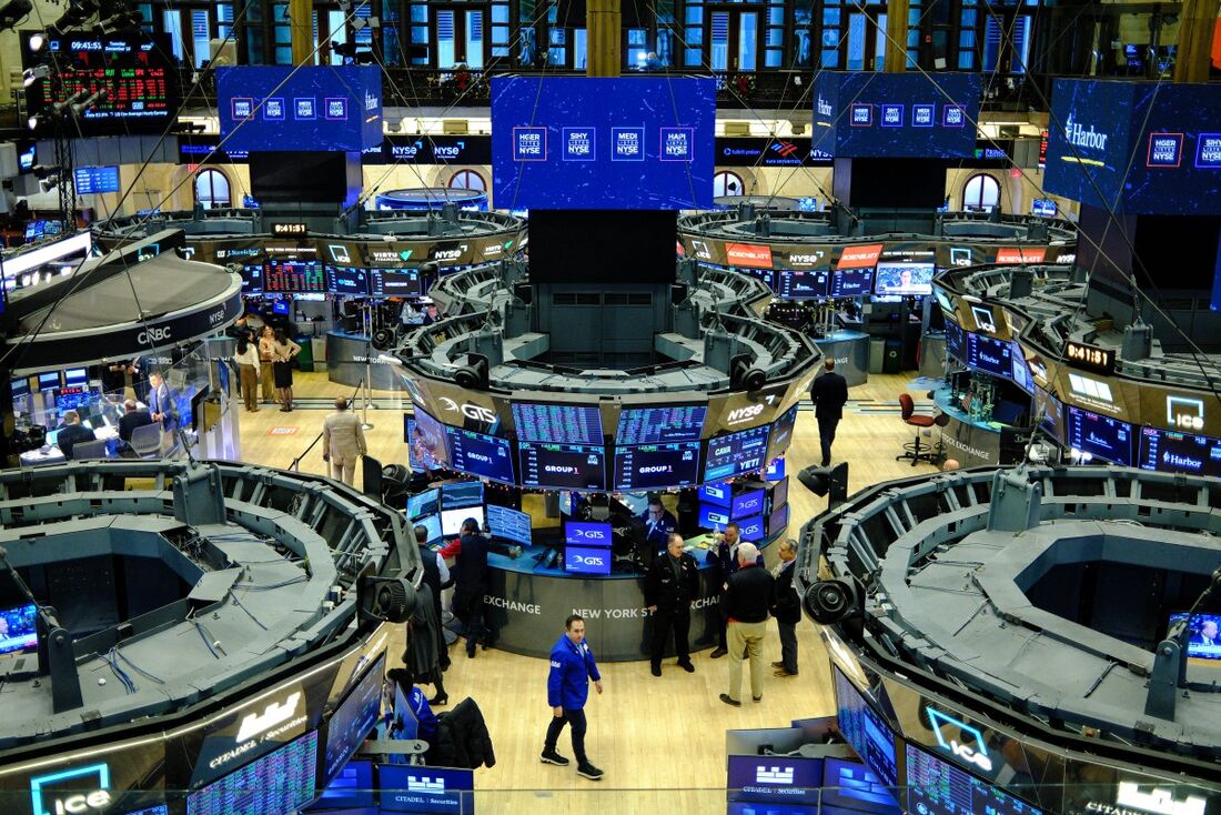Wall Street - Os mercados de ações caíram na terça-feira, após dados de investidores mostrarem que a taxa de desemprego nos EUA atingiu seu nível mais alto desde 2021