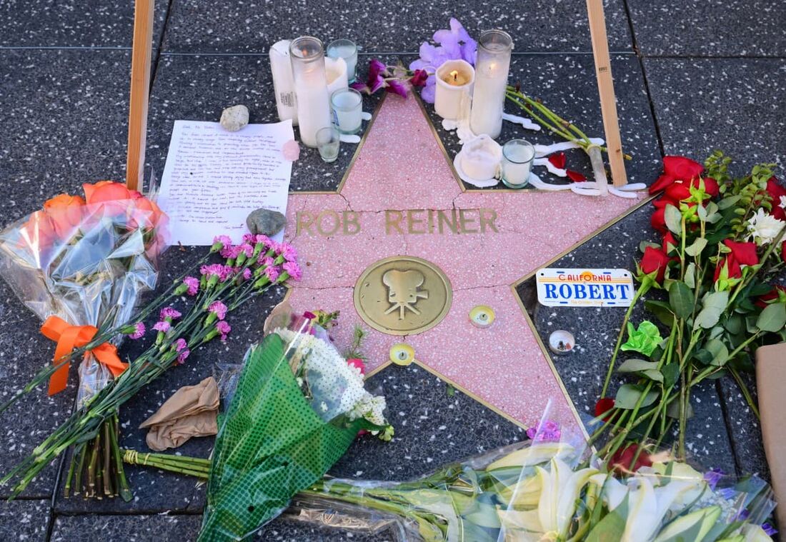 Um memorial improvisado crescente, com flores, velas e uma carta, pode ser visto na estrela da Calçada da Fama de Hollywood em homenagem ao falecido ator e diretor americano Rob Reiner