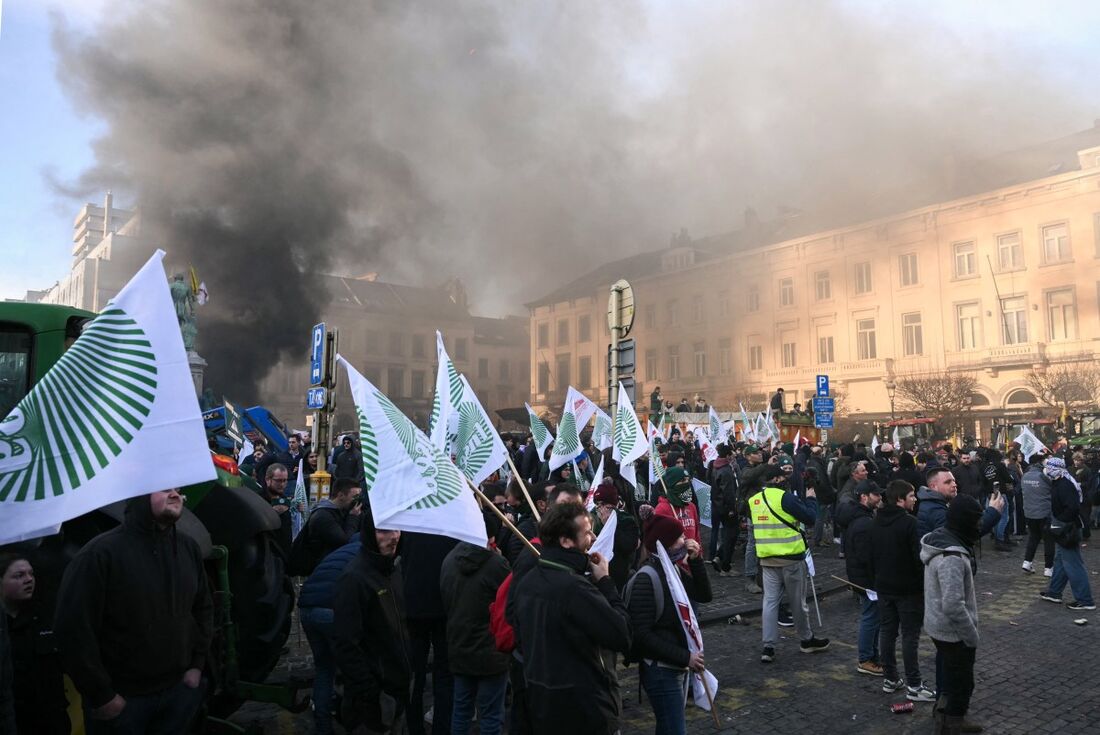 Agricultores exibem bandeiras da FNSEA (Federação Nacional dos Sindicatos de Exploradores Agrícolas) perto do Parlamento Europeu, na Praça de Luxemburgo