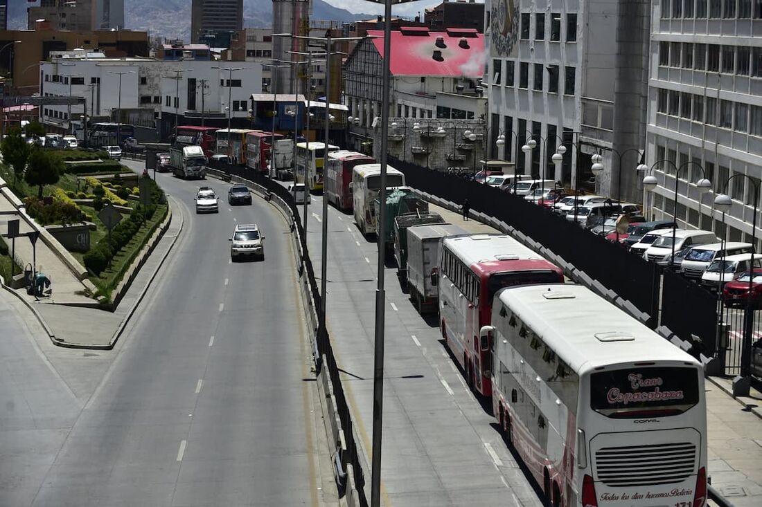 Veículos formam fila em um posto de gasolina para abastecer em La Paz, em 18 de dezembro de 2025.