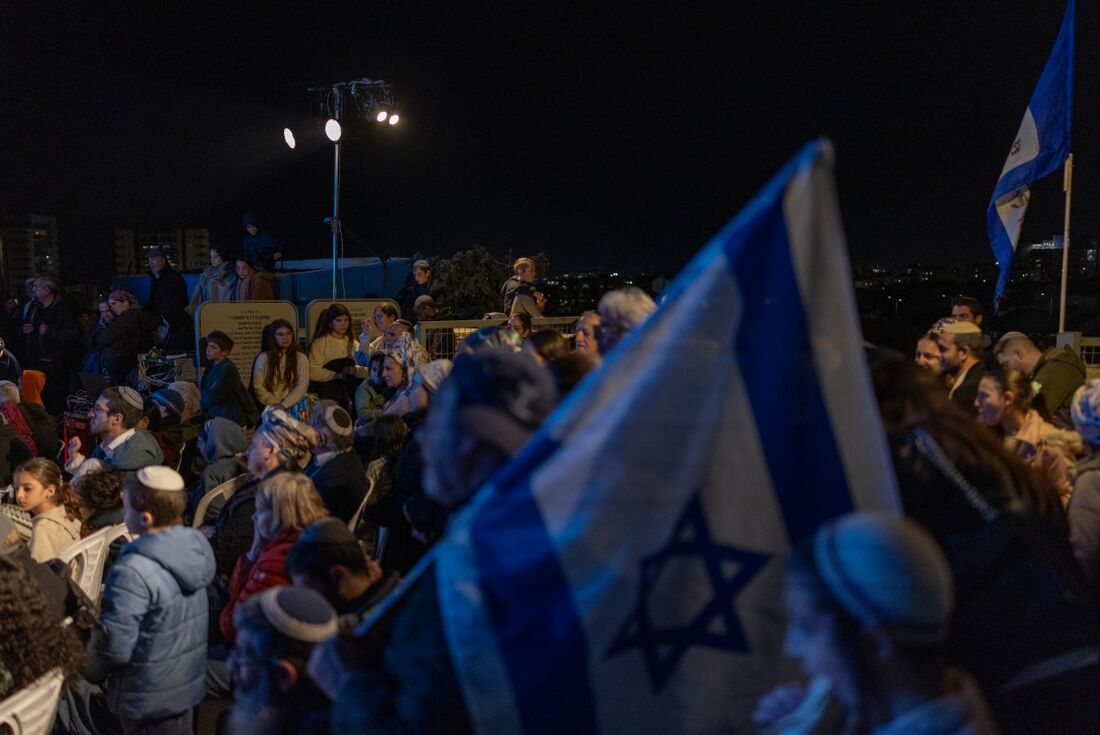 Contas da direita israelense em redes sociais divulgaram uma foto que mostra cerca de 20 homens, mulheres e crianças em volta de uma bandeira de Israel fincada em um campo aberto
