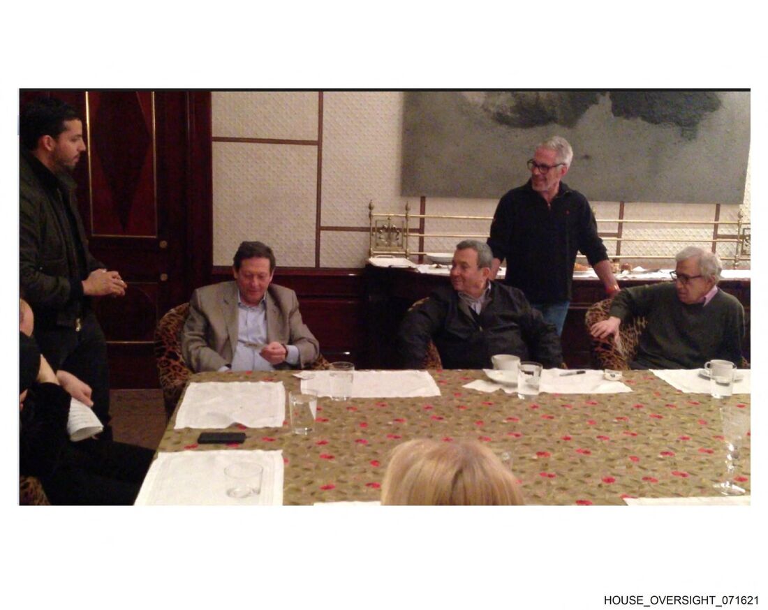 Imagem mostra o falecido criminoso sexual condenado Jeffrey Epstein (2&ordm; à direita) e o cineasta americano Woody Allen (à direita) em uma reunião com outras pessoas.
