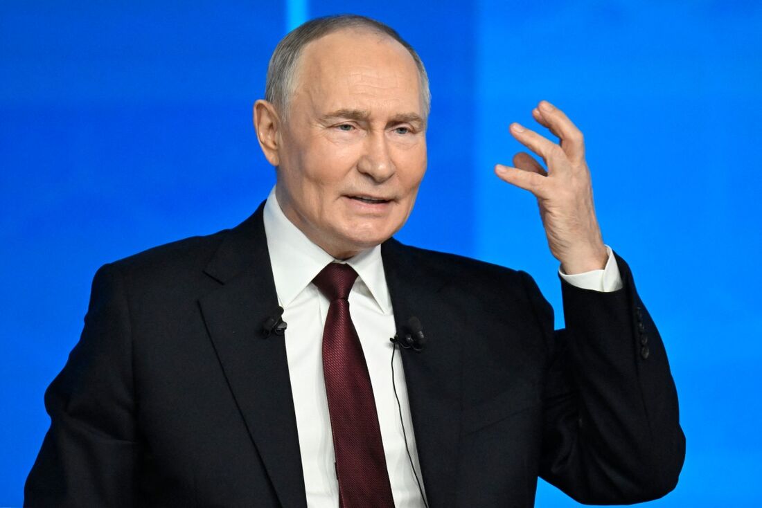 Vladimir Putin durante sua conferência de imprensa anual em Moscou, dedicada aos resultados de 2025 e às previsões para 2026