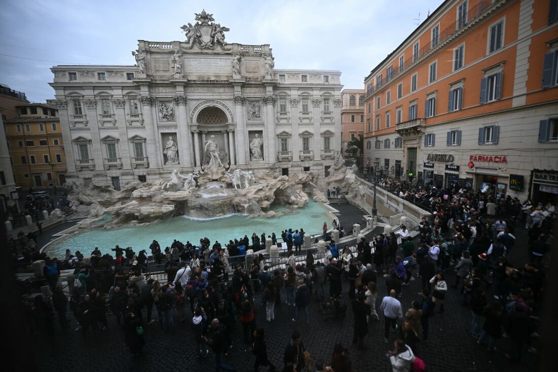 Turistas fazem fila ao redor da Fontana di Trevi, no centro de Roma, em 19 de dezembro de 2025.