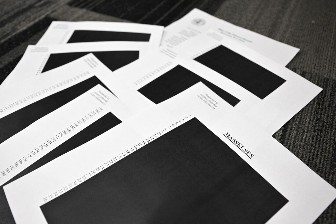 Documentos editados após o Departamento de Justiça dos EUA começar a divulgar os registros há muito aguardados da investigação sobre o caso politicamente explosivo do criminoso sexual condenado Jeffrey Epstein.