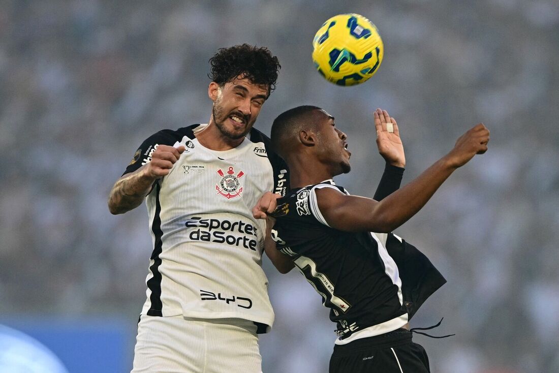 Zagueiro do Corinthians, Gustavo Henrique, e o atacante do Vasco da Gama, Rayan Rocha, disputam uma bola de cabeça durante final da Copa do Brasil