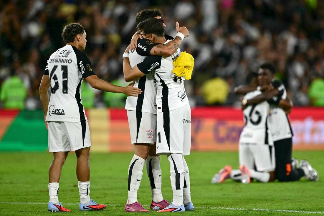 Jogadores do Corinthians comemoram o final da partida da Copa do Brasil contra o Vasco da Gama e Corinthians